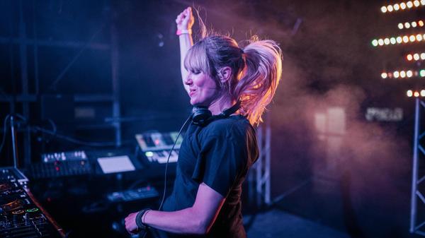 Die Rakete schickt Samstagnacht Produzentin Anna Reusch hinter die Decks. Die Musikerin bringt die Meute mit knackigem Techno ins Schwitzen. Drum herum legen Milan Milano, Bernhard Groeger und Tysher auf. Beginn: 23 Uhr.