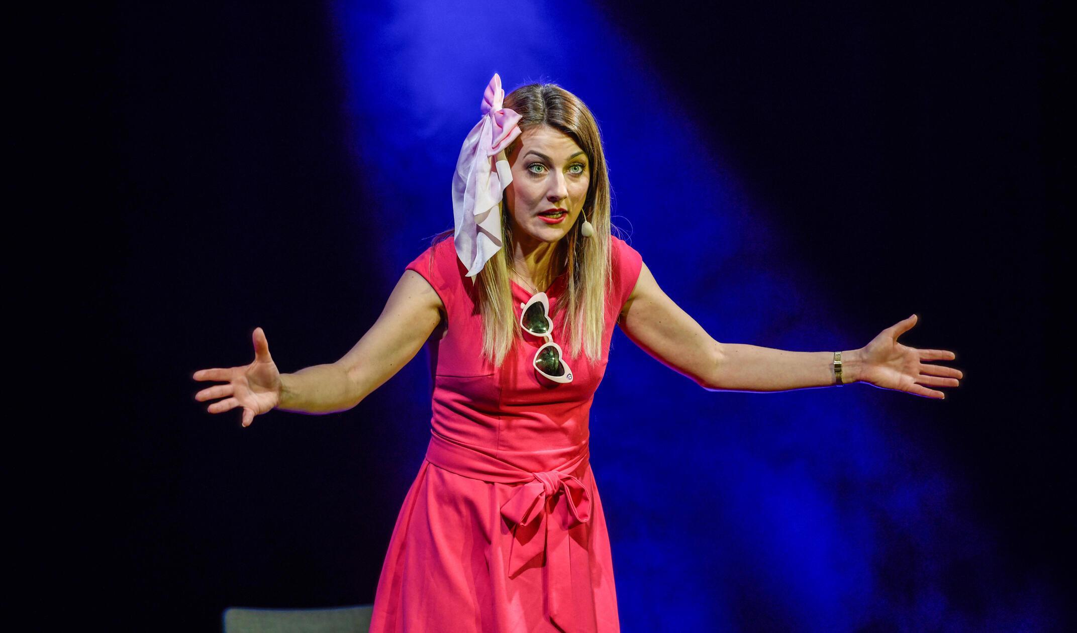 Kathi Wolf ist studierte Psychologin, ausgebildete Schauspielerin - und eine bekannte wie beliebte Kabarettistin. Am Sonntag kommt sie mit einem Best-of ihrer bisherigen Programme ins Gutmann. Wolfs bissige Stand-up-Show beginnt um 20 Uhr.