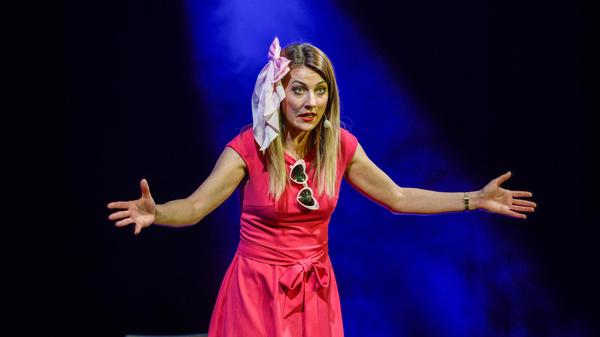 Kathi Wolf ist studierte Psychologin, ausgebildete Schauspielerin - und eine bekannte wie beliebte Kabarettistin. Am Sonntag kommt sie mit einem Best-of ihrer bisherigen Programme ins Gutmann. Wolfs bissige Stand-up-Show beginnt um 20 Uhr.