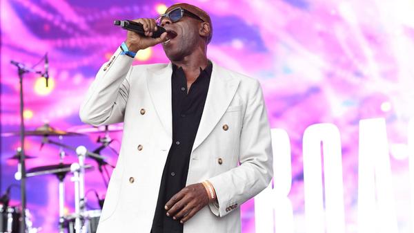 Der musikalische Stern des britischen Pop- und Rocksängers Roachford ging in den 1980er Jahren auf. Seither sind die Nummern des Musikers im Radio und auf internationalen Bühnen zu hören. Am Sonntag gastiert der Komponist, der auch als Songwriter für Michael Jackson in Erscheinung trat, mit frischem Material im Hirsch. Start: 20 Uhr.