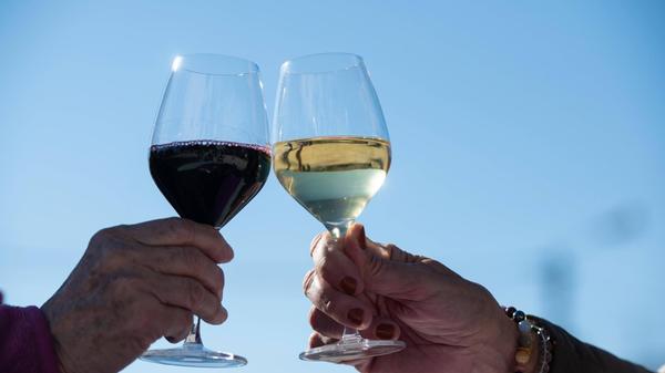 Im kleinen Foyer der Meistersingerhalle geht am Sonntag das größte Weintasting der Region über die Bühne. Bei der Veranstaltung „Franken schmecken“ kann das Publikum über 250 Weine aus Franken probieren. Die Angebotspalette reicht von saftigen Silvanern bis hin zu seidigen Spätburgundern. Los geht das Event, wo rund 30 lokale Winzereien ihre handgemachten Weine vorstellen, um 12 Uhr.