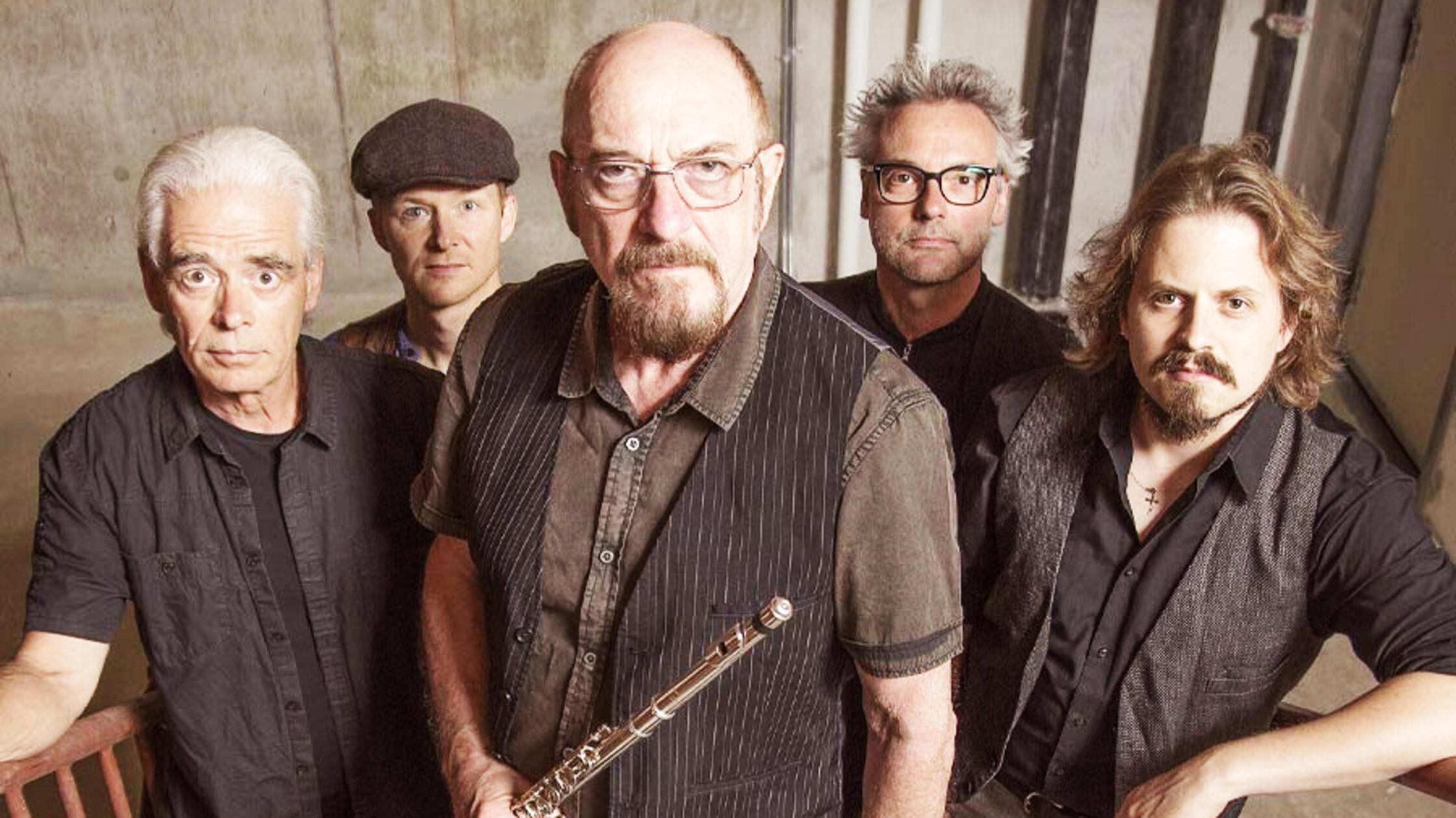 Mit der Prog-Rock-Band Jethro Tull bevölkert am Sonntag eine echte Kultformation die Bühne der Meistersingerhalle. Die lebenden Legenden, die die Querflöte in der Rockmusik salonfähig gemacht haben, stehen ab 20 Uhr auf den Brettern und spielen all ihre Hits von damals bis hin zu den Nummern des im letzten Jahr erschienenen Albums "Curious Ruminant".