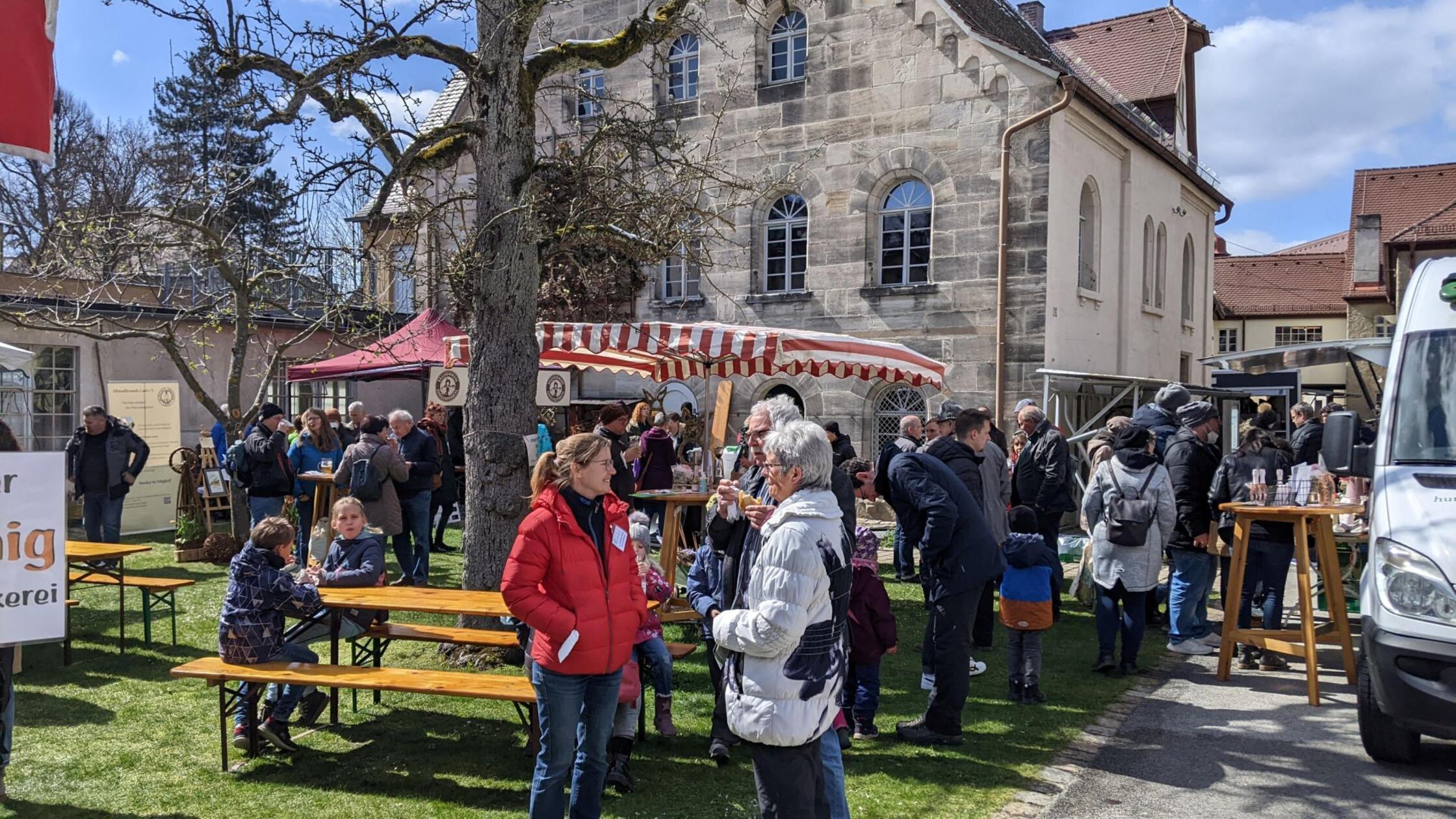 Bei der Veranstaltung "Markt & Museum" am Sonntag im Industriemuseum Lauf bieten lokale Händlerinnen und Händler handwerklich gefertigte Waren. Dazu starten zwei Sonderausstellungen: "Moment mal – Denkmal!“ und „Schau mal – denk mal". Beginn: 11 Uhr.