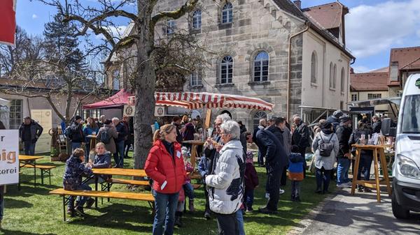Bei der Veranstaltung "Markt & Museum" am Sonntag im Industriemuseum Lauf bieten lokale Händlerinnen und Händler handwerklich gefertigte Waren. Dazu starten zwei Sonderausstellungen: "Moment mal – Denkmal!“ und „Schau mal – denk mal". Beginn: 11 Uhr.
