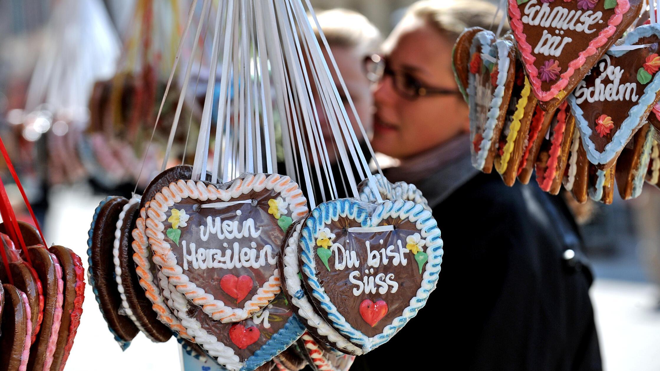 Nicht nur in Nürnberg feiert man ein Frühlingsfest, sondern auch in Erlangen. Noch bis 19. April geht's am Schlossplatz zur Sache. Als Special haben an diesem Sonntag Erlangens Geschäfte geöffnet. Der Bummel durch die Innenstadt ist von 13 bis 18 Uhr möglich.