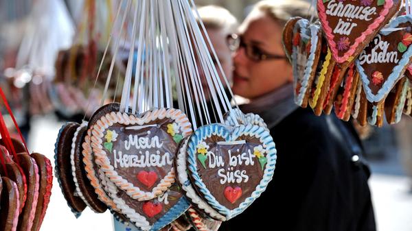 Nicht nur in Nürnberg feiert man ein Frühlingsfest, sondern auch in Erlangen. Noch bis 19. April geht's am Schlossplatz zur Sache. Als Special haben an diesem Sonntag Erlangens Geschäfte geöffnet. Der Bummel durch die Innenstadt ist von 13 bis 18 Uhr möglich.