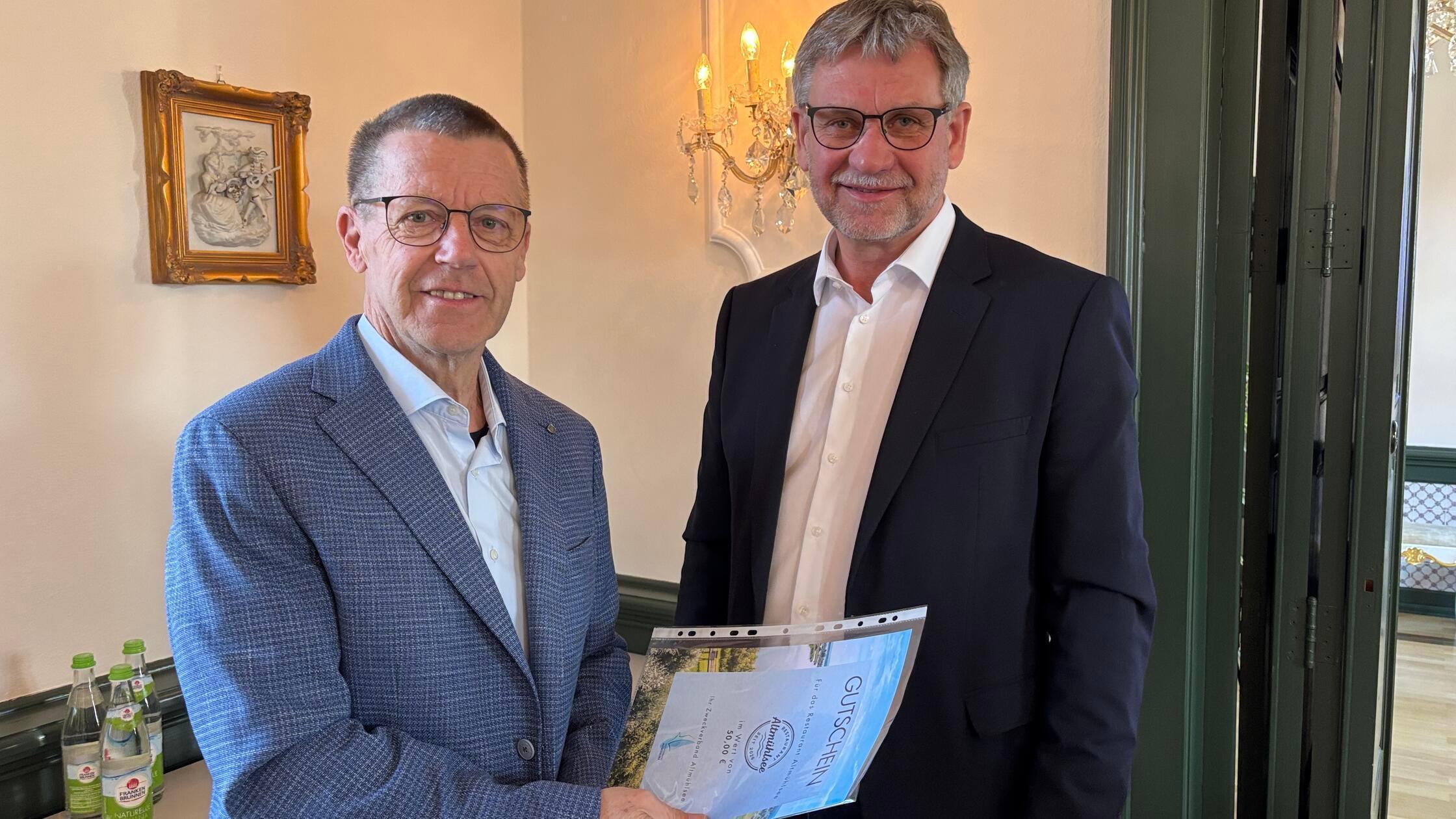 Dieter Rampe (links) verabschiedet sich von Verban