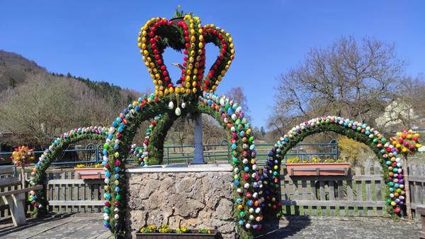 Unser Leser Jürgen Pöhlmann hat den Osterbrunnen in Zoggendorf fotografiert.