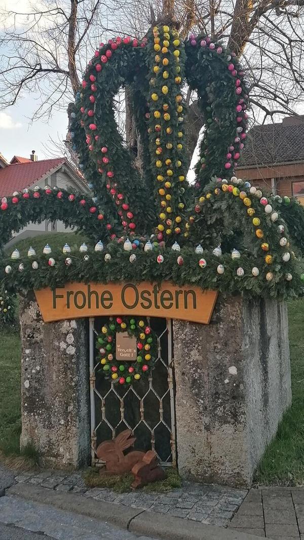Unsere Leserin Ines Dicker hat den Osterbrunnen in Kalteneggolsfeld fotografiert.
