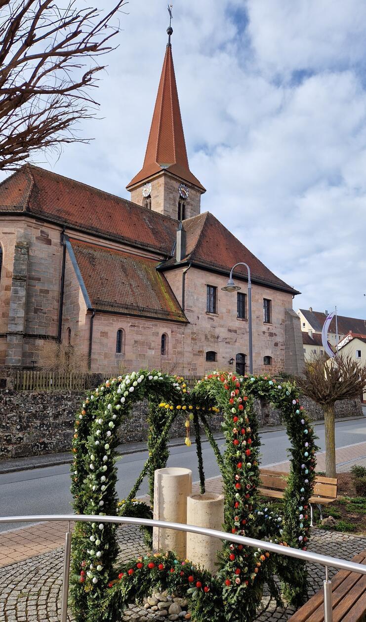 Osterbrunnen in Rohr neben dem Gemeindehaus.