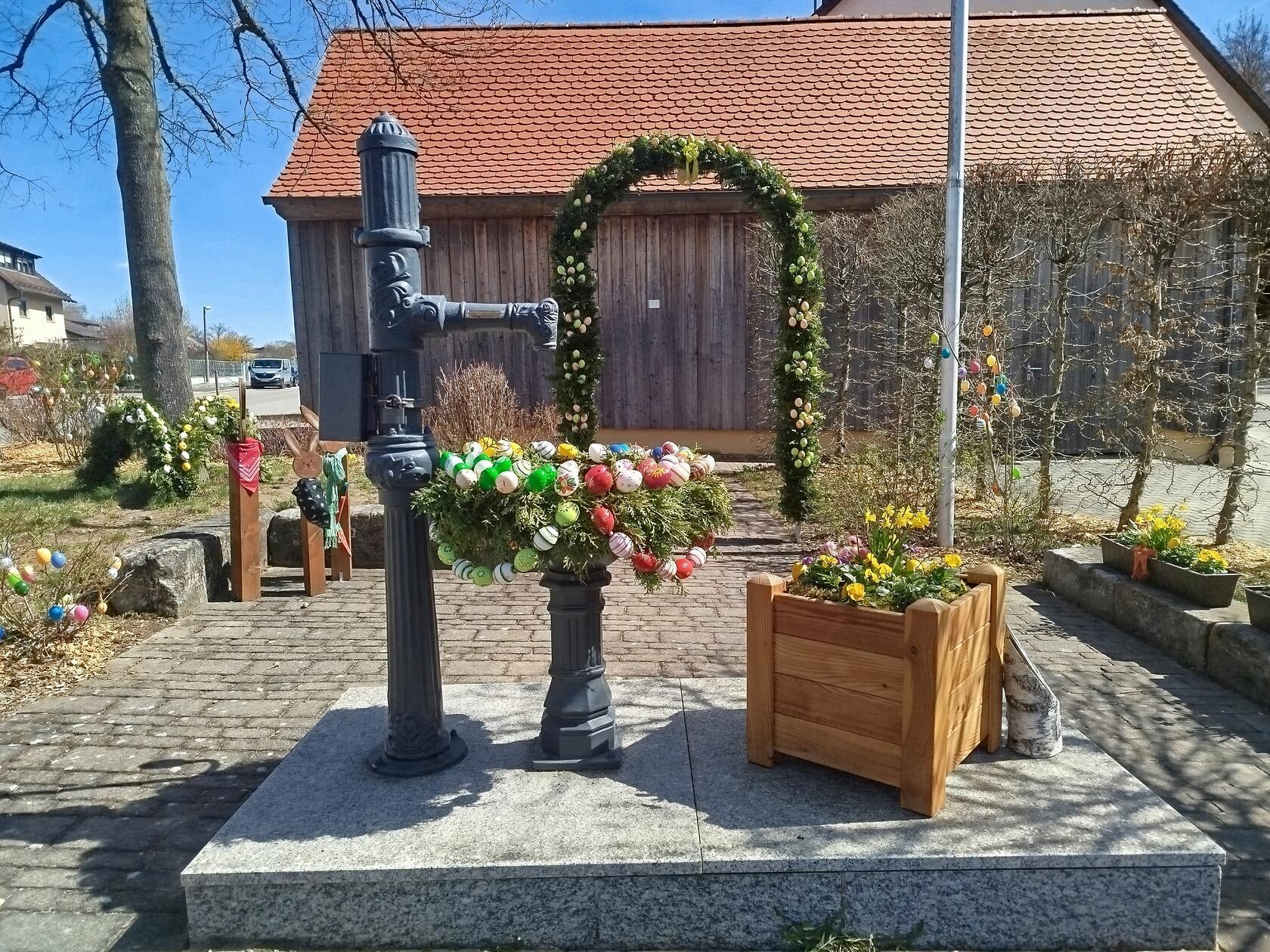 Das ist der schöne Osterbrunnen in Großschwarzenlohe , er wird jedes Jahr 2 Wochen vor Ostern beim Feuerwehrhaus geschmückt.