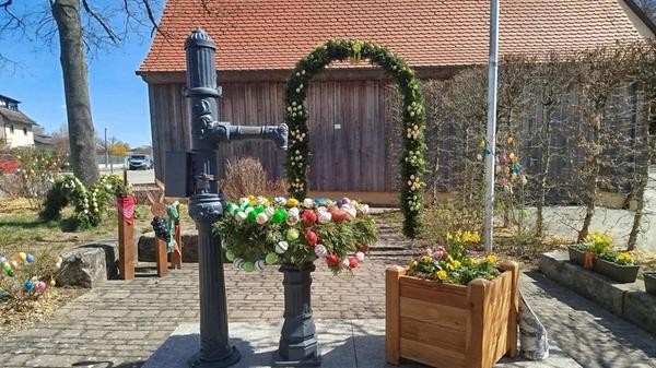 Das ist der schöne Osterbrunnen in Großschwarzenlohe , er wird jedes Jahr 2 Wochen vor Ostern beim Feuerwehrhaus geschmückt.