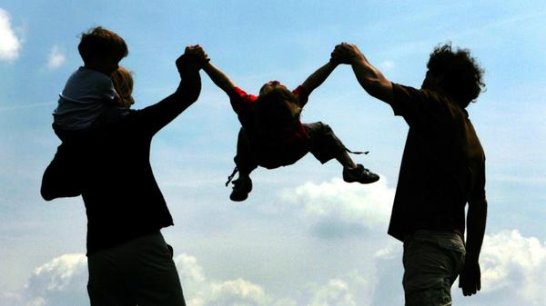 ARCHIV - Ein Ehepaar unternimmt mit seinen beiden