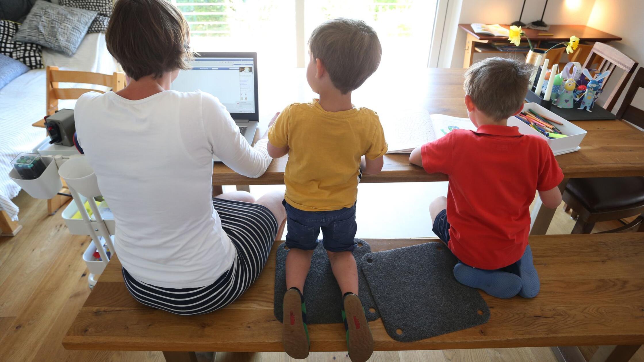 ILLUSTRATION - Die Mutter des sechsjährigen Jakob 