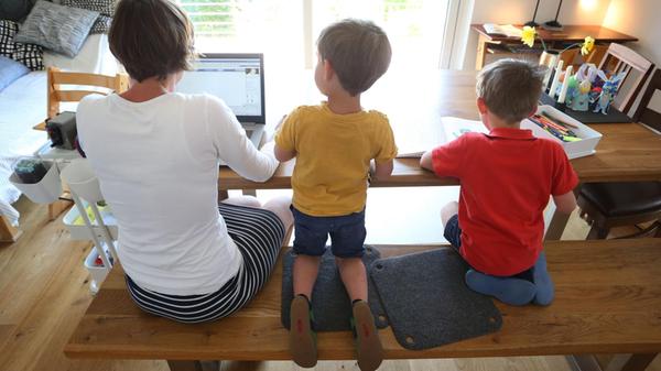 ILLUSTRATION - Die Mutter des sechsjährigen Jakob