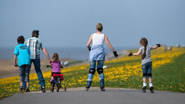 Ein Mann, eine Frau und drei Kinder fahren mit Inl