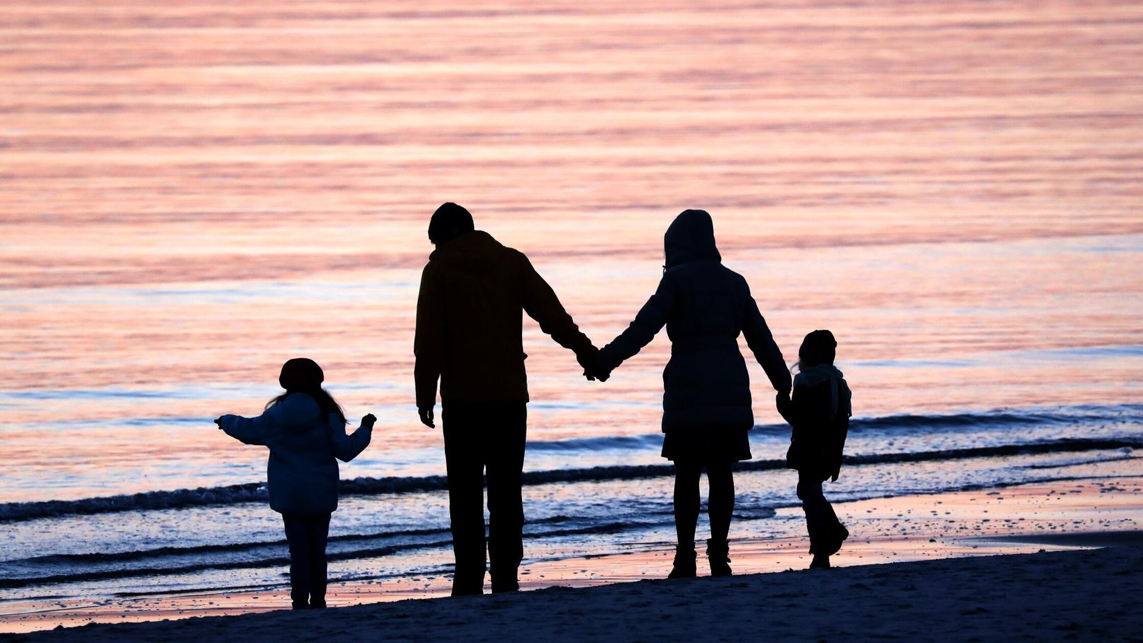 16.04.2017, Vitte: Eine Familie mit zwei Kindern a