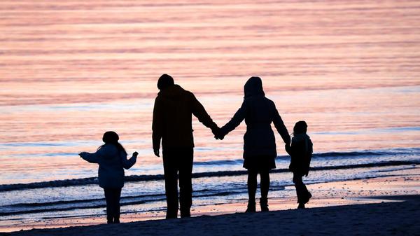 16.04.2017, Vitte: Eine Familie mit zwei Kindern a