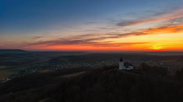 Unser Leser hat die Vexierkapelle bei Sonnenuntergang mithilfe einer Drohne fotografiert.