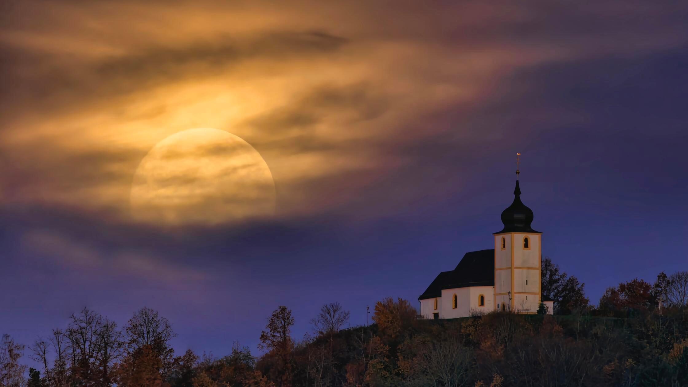 Unser Leser hat die Vexierkapelle in einer mystischen Mondnacht mithilfe einer Drohne fotografiert.