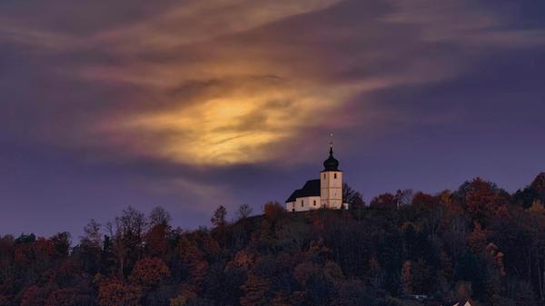 Unser Leser hat die Vexierkapelle in einer mystischen Nacht mithilfe einer Drohne fotografiert.