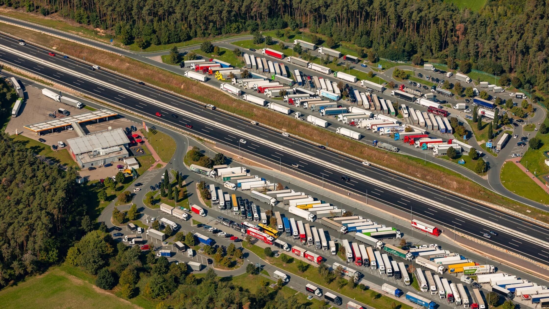 Alkoholisiert am Steuer: Auto schleudert nach Unfall bei Schwabach weit ...