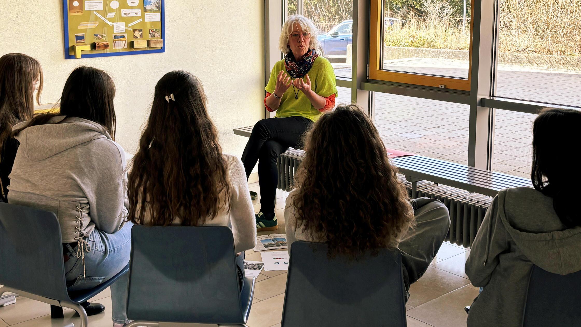 Stadträtin Kerstin Zels sprach mit den Schülerinne