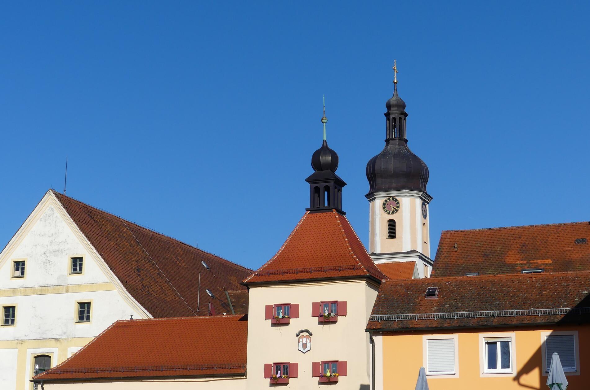 Strahlend blauer Himmel über Allersberg.