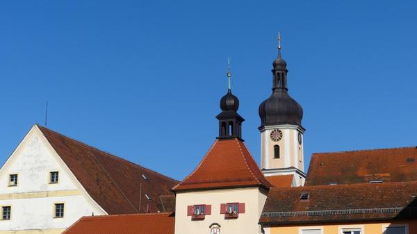 Strahlend blauer Himmel über Allersberg.