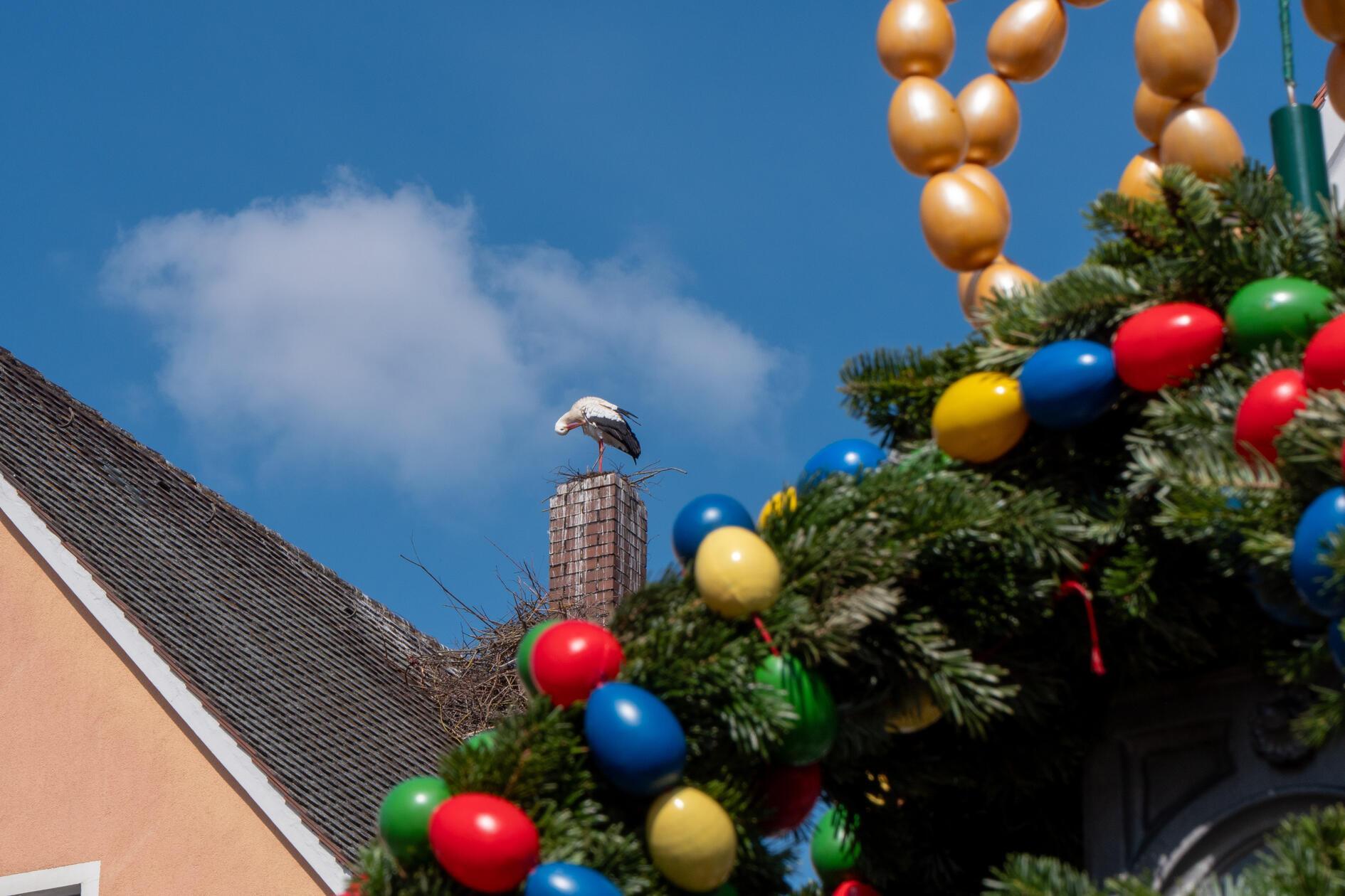 Osterbrunnen in Freystadt mit Storch.