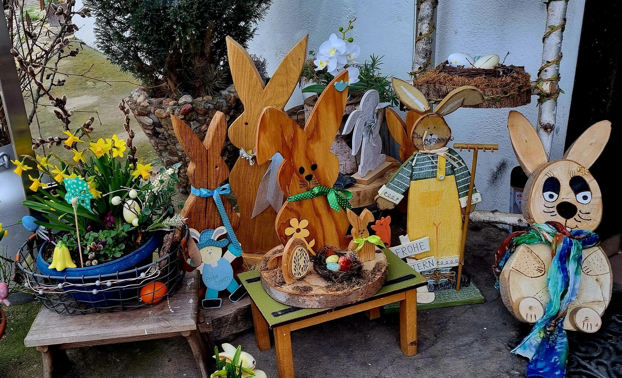 Der Osterhase schaut verschreckt, wo hab ich denn die Eier hin versteckt. Schöne Osterdeko, gesehen an einem Bauernhof in Raubersried.