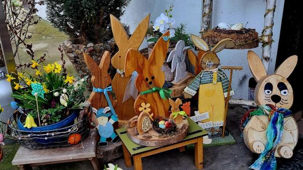 Der Osterhase schaut verschreckt, wo hab ich denn die Eier hin versteckt. Schöne Osterdeko, gesehen an einem Bauernhof in Raubersried.