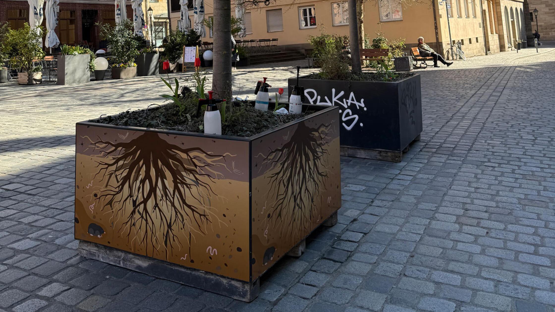 Sechs mobile Baumkübel am Sebalder Platz werden de