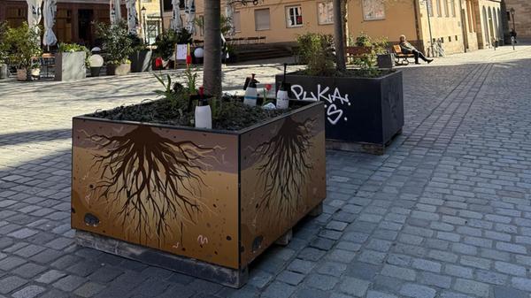 Sechs mobile Baumkübel am Sebalder Platz werden de