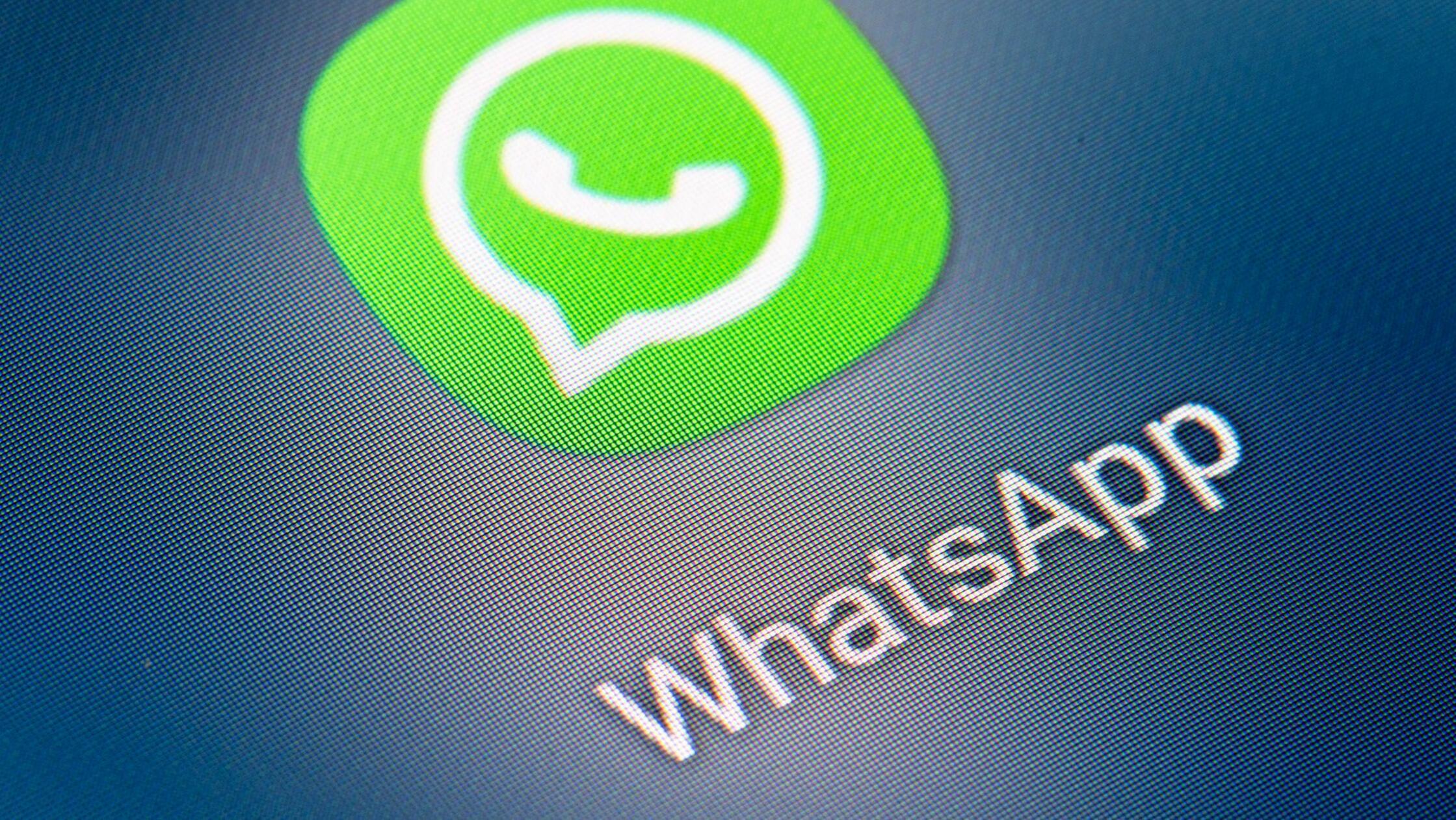 Auf dem Bildschirm eines Smartphones sieht man das