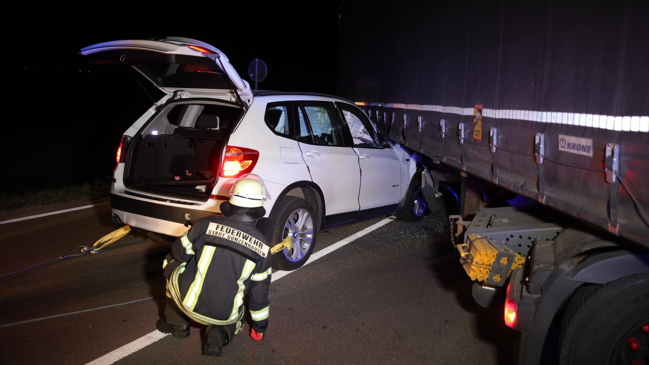 Bei verbotswidrigem Abbiegemanöver: Auto kracht un