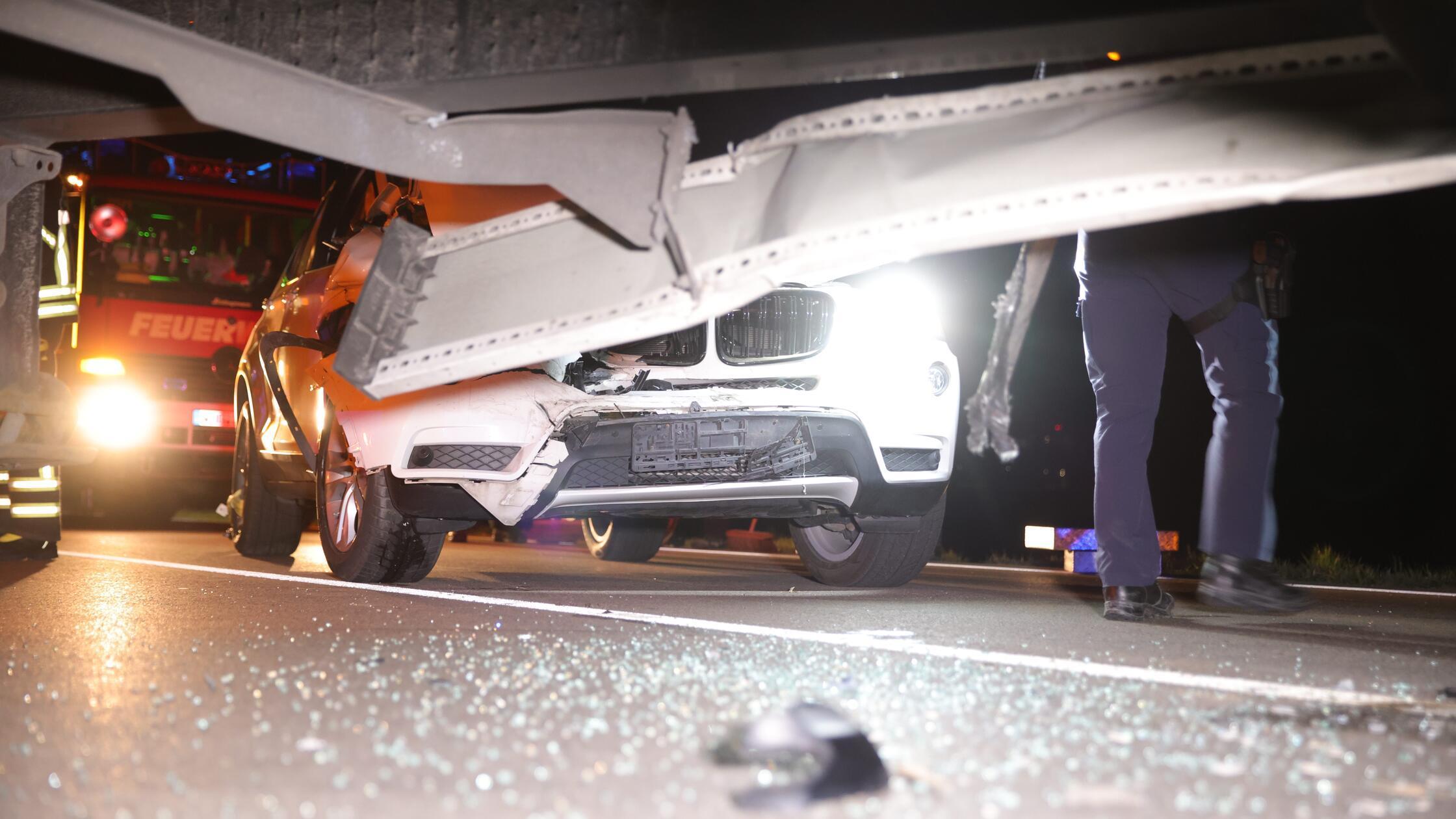 Bei verbotswidrigem Abbiegemanöver: Auto kracht un