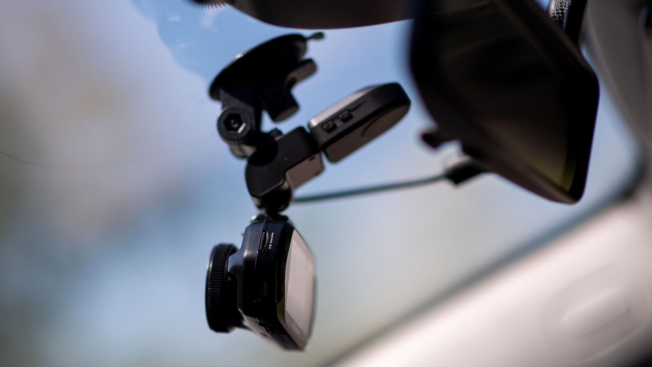 ARCHIV - Big Brother? Nun nicht ganz, für Dashcams