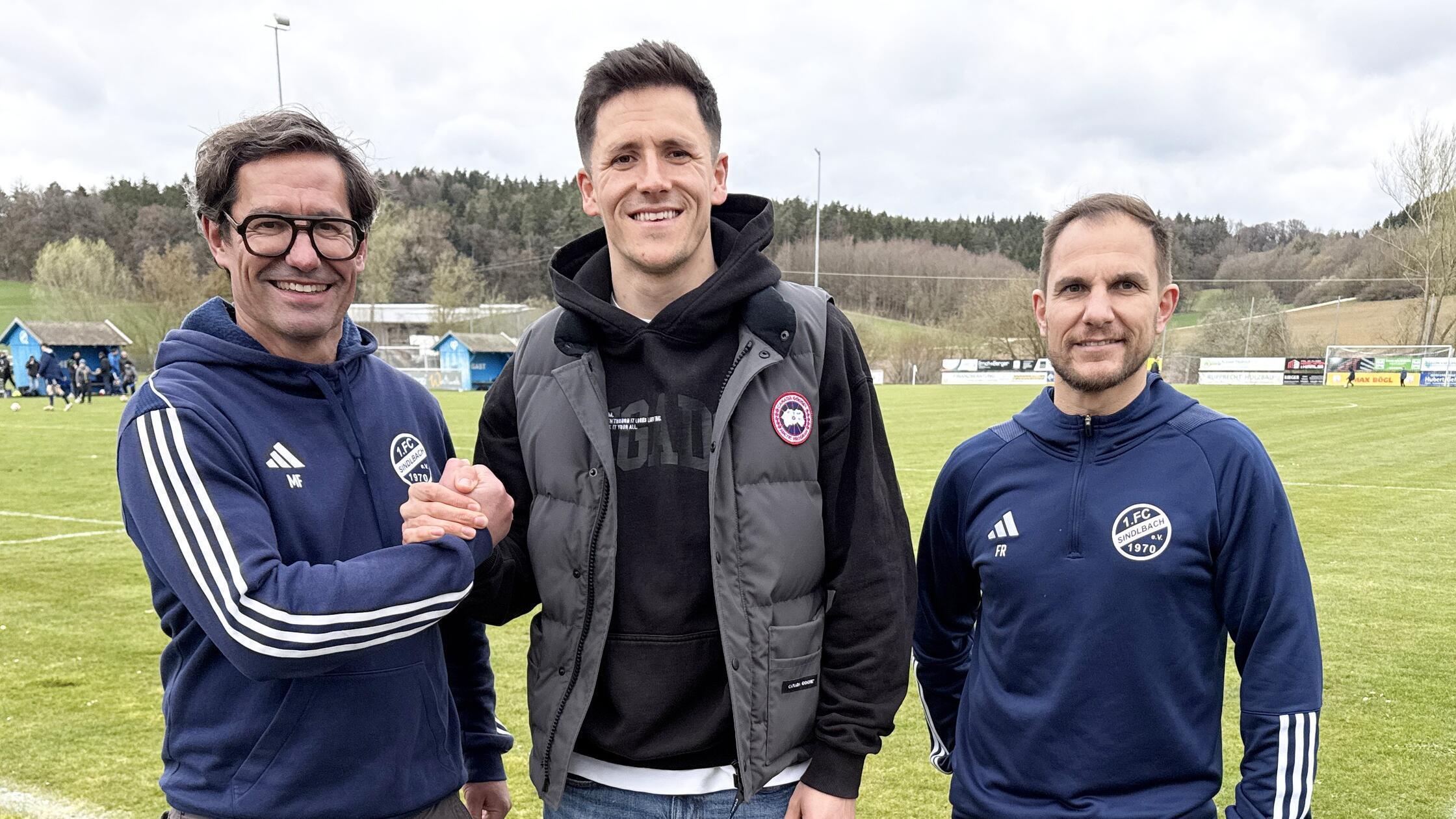 Im Beisein von Vereinsvorsitzenden Markus Fügl (li