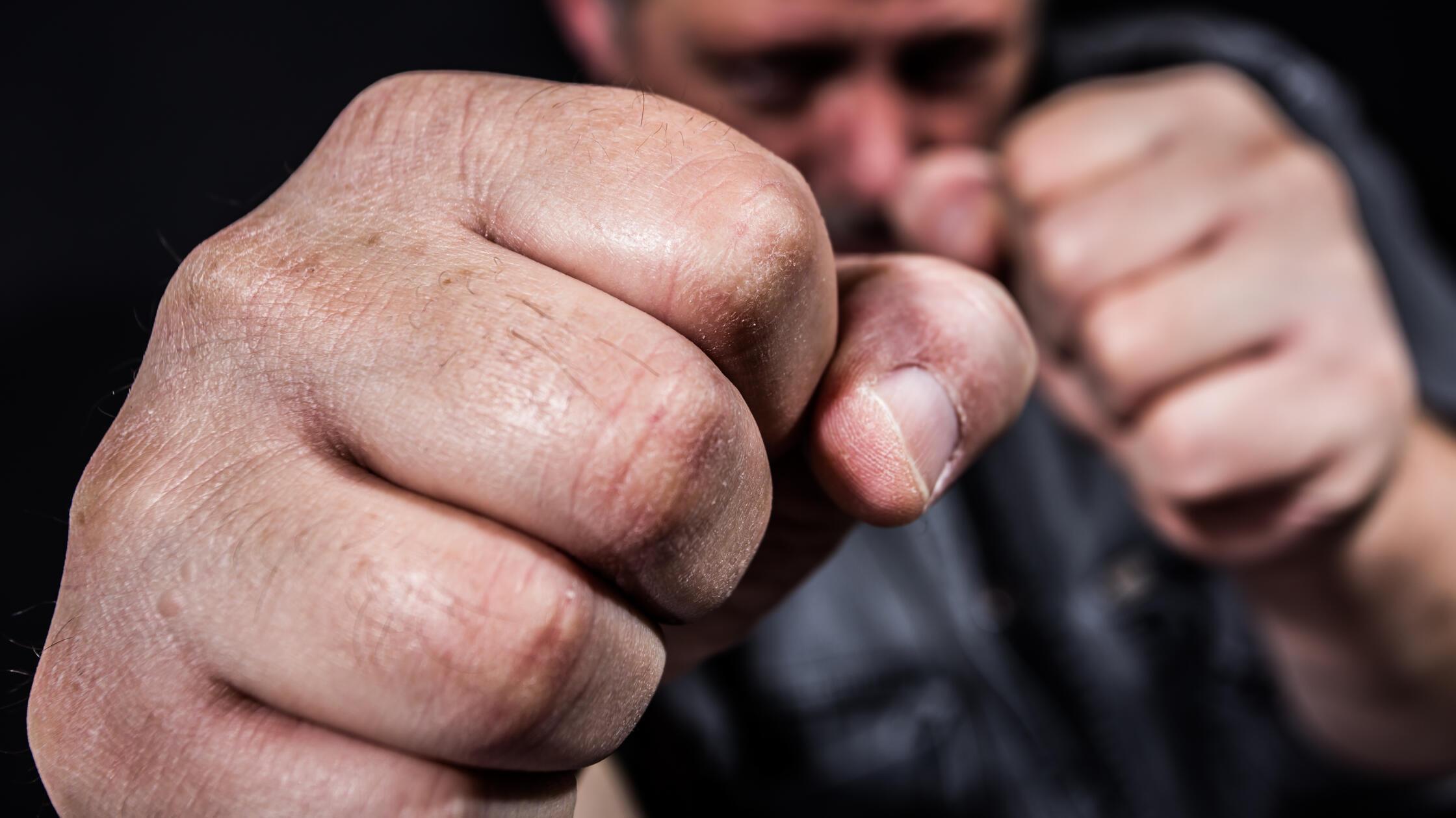 ein Mann schlägt brutal mit den Fäusten