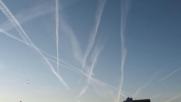 Ganz schön was los am Himmel über Postbauer-Heng schreibt unser Leser Oskar Pürzer.