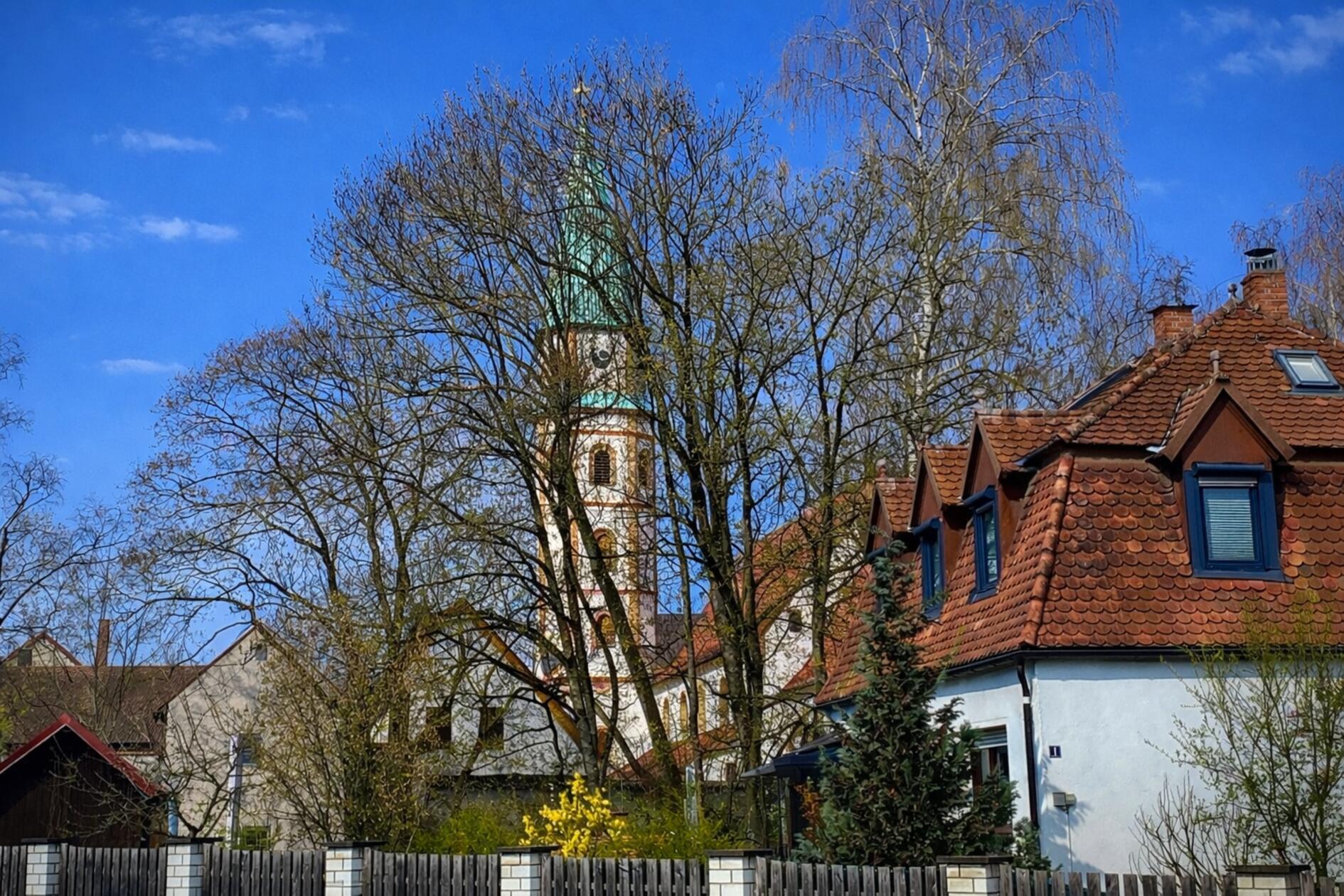Noch bevor die Blätter den Turm von der Hofkirche wieder verdecken, hat Leser Karl Biller dieses Foto gemacht.