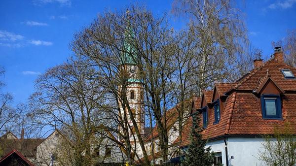 Noch bevor die Blätter den Turm von der Hofkirche wieder verdecken, hat Leser Karl Biller dieses Foto gemacht.
