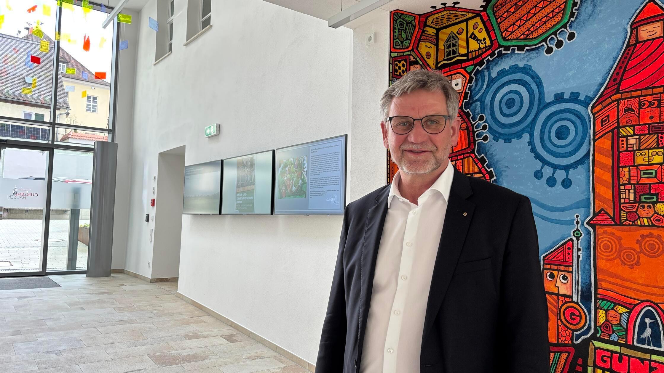 Bürgermeister Karl-Heinz Fitz im Foyer Rathaus