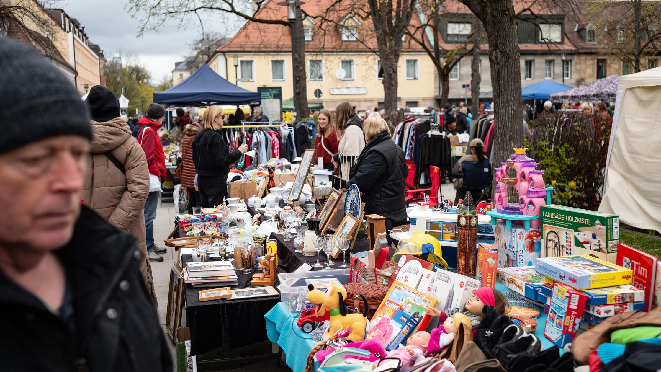 Den Flohmarkt auf dem Erlanger Bohlenplatz gibt es