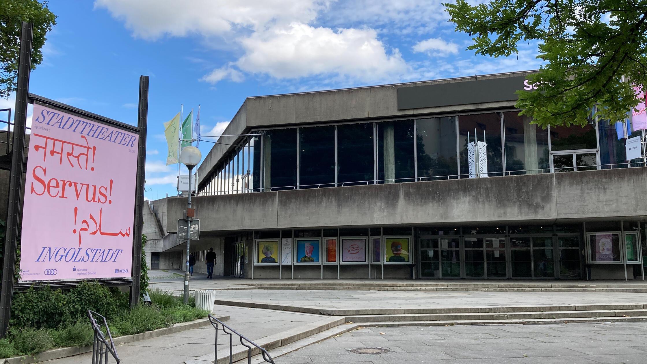 Stadttheater Ingolstadt_außen_Sommer 25