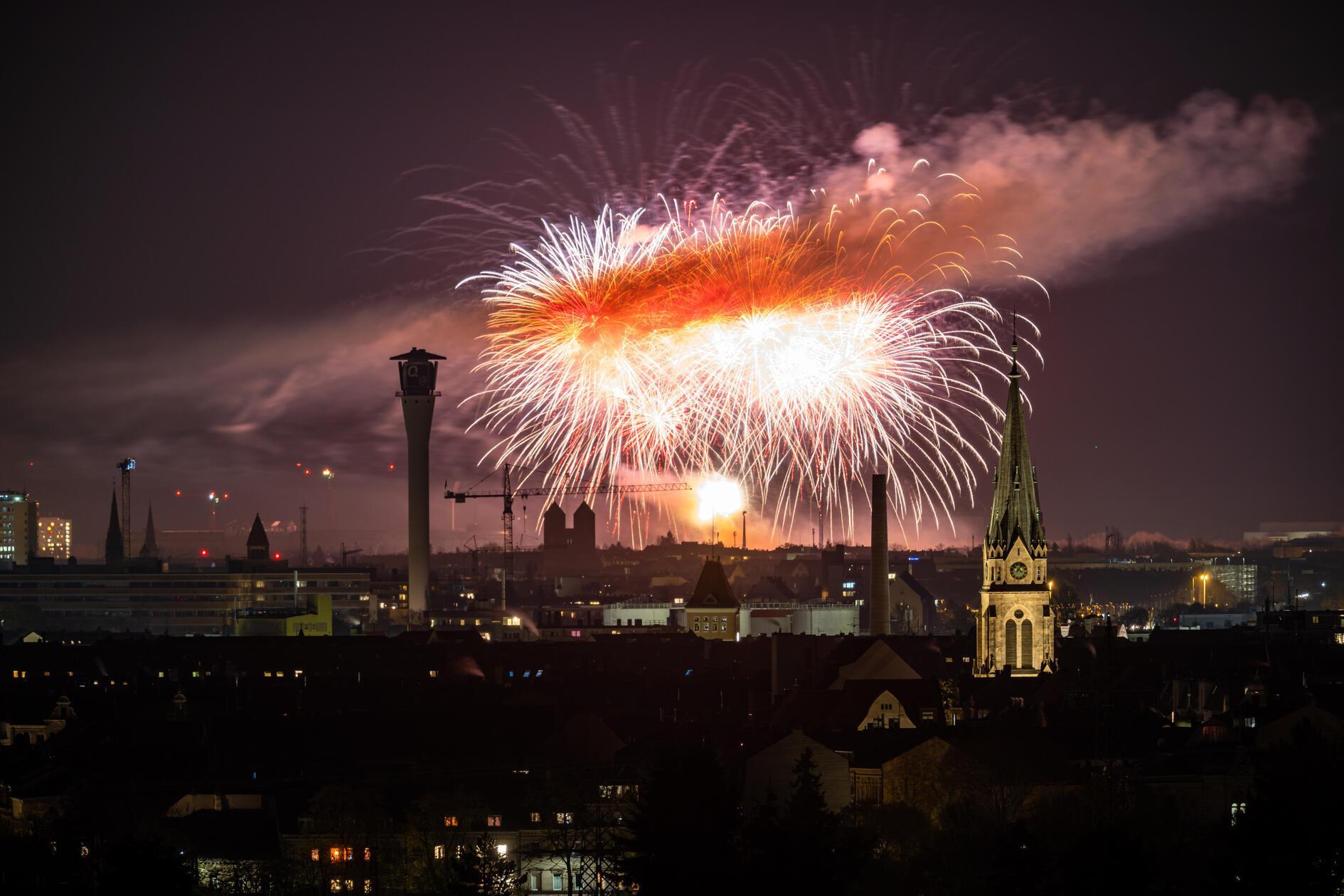 Nach einer Woche Betrieb auf dem Nürnberger Frühlingsvolksfest gab es am Freitagabend ein imposantes Hochfeuerwerk.