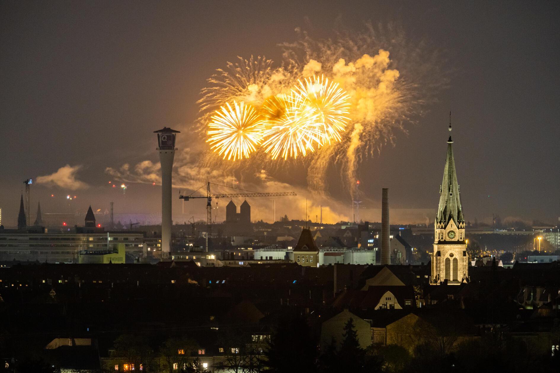 Beim Frühlings- und beim Herbstvolksfest gehört das Feuerwerk traditionell dazu.