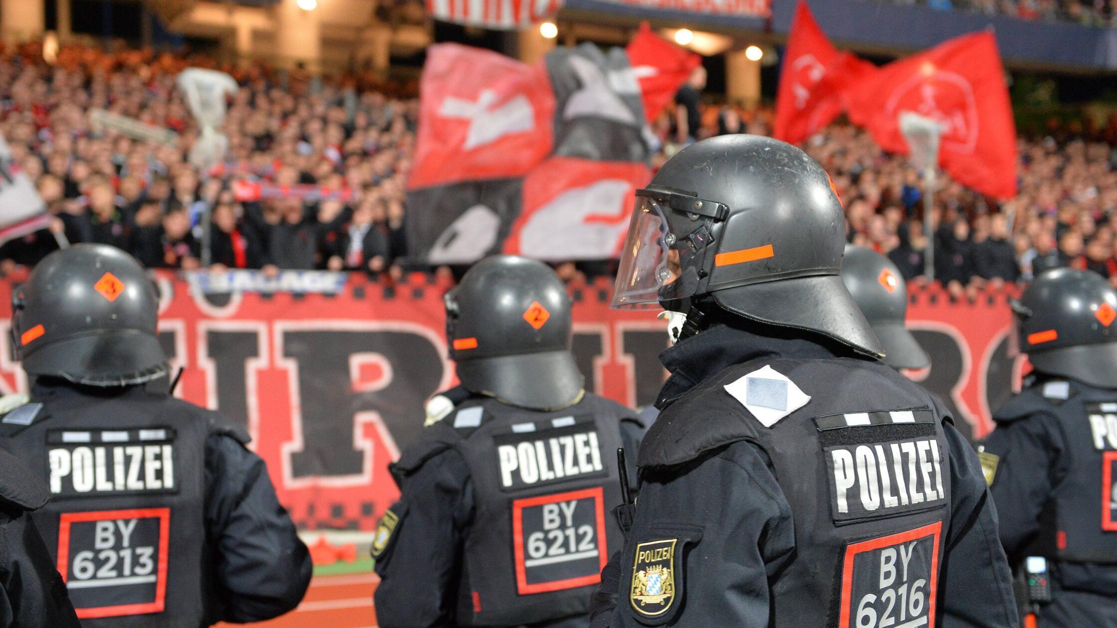 Zum Ende der als Risikospiel eingestuften Begegnun