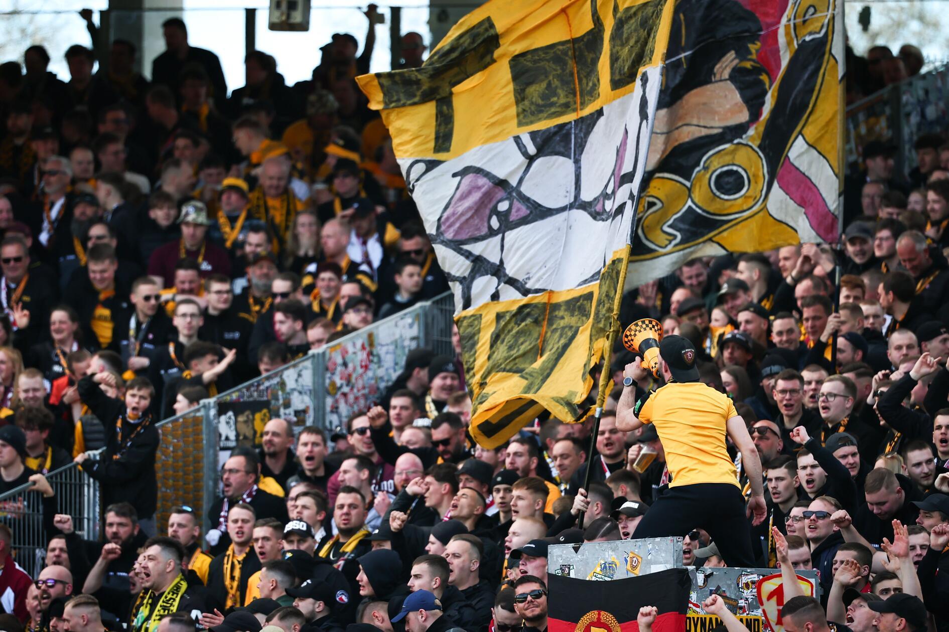 ... auch weil über 8000 Anhänger aus Dresden mitgereist sind.